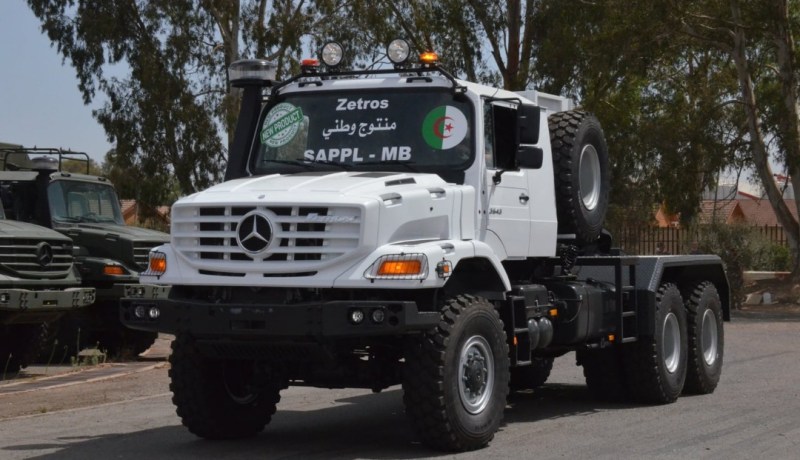 وزارة الدفاع.. تسليم 282 شاحنة “مرسيدس بنز” محلية الصنع