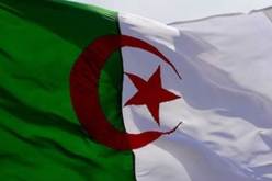 كهل يحرق العلم الوطني ومواطنون يسلمونه للشرطة في أم البواقي!