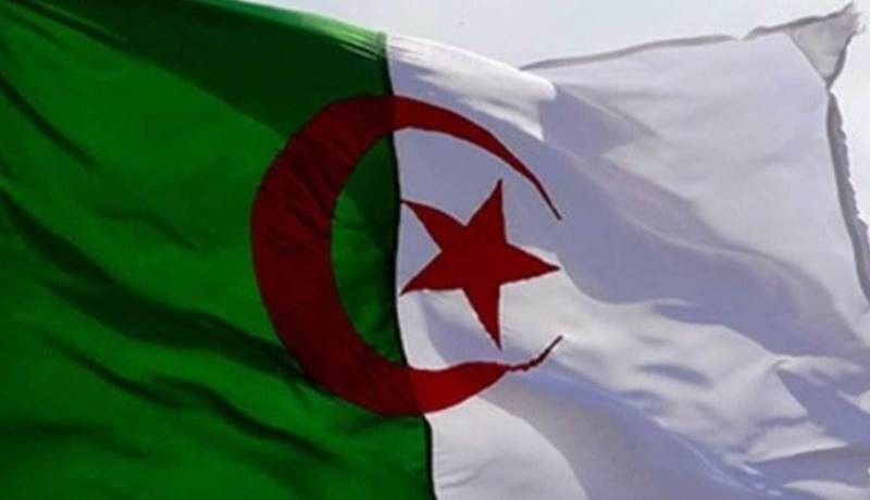 كهل يحرق العلم الوطني ومواطنون يسلمونه للشرطة في أم البواقي!