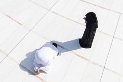 ساجد في ظلّ زوجته.. صورة تشعل شبكات التواصل