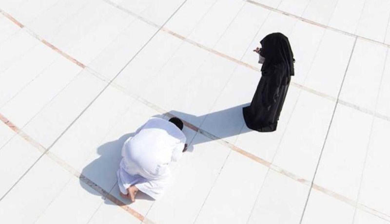 ساجد في ظلّ زوجته.. صورة تشعل شبكات التواصل