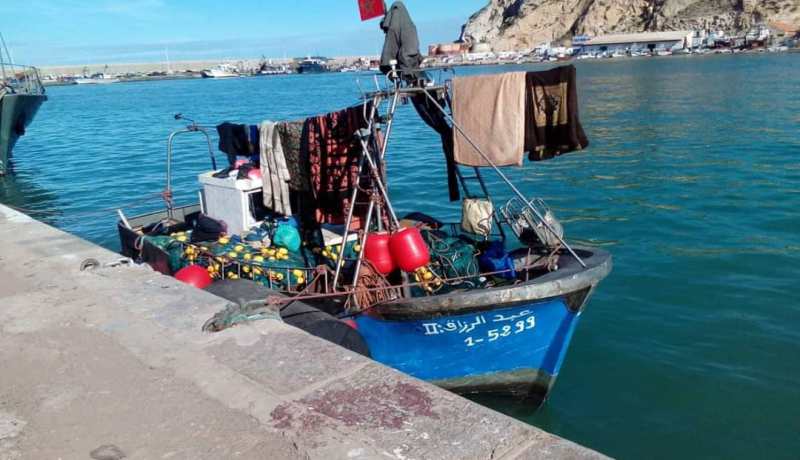 بالفيديو والصور.. صيادون جزائريون ينقذون صيادين مغاربة في الغزوات