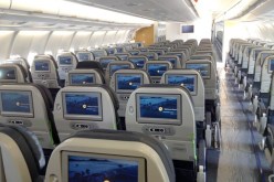 ماذا فعلت سيدة على متن طائرة بعد اكتشاف خيانة زوجها