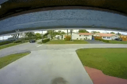 فيديو صادم.. طائرة تصطدم بسيارة على الطريق وتقتل شخصين