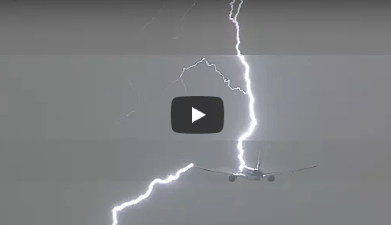 بالفيديو.. البرق يضرب طائرة ركاب هولندية لحظة إقلاعها