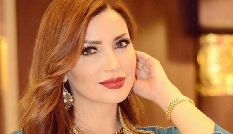 بالفيديو.. أفعى تلتف بعنق نسرين طافش في سيريلانكا