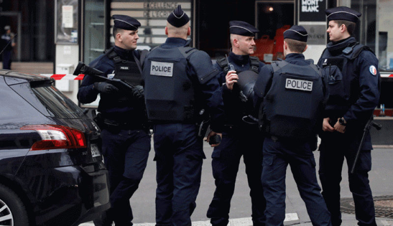 قتيل وجريحان في عملية طعن بباريس