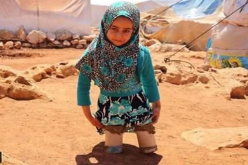 بالفيديو..طفلة سورية مبتورة القدمين تستخدم “أواني” كأطراف صناعية