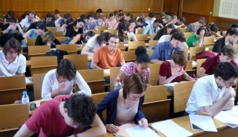 فرنسا تمارس “العنصرية” على الطّلبة الجزائريين  