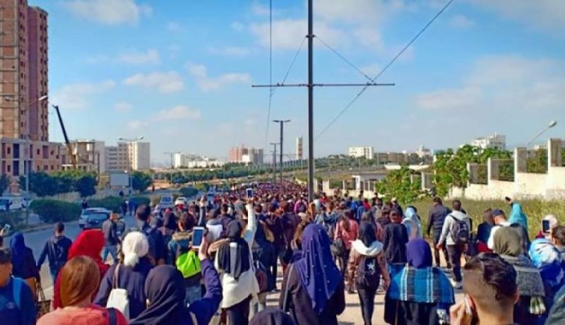 طلبة الجامعات في مسيرات بـشعار.. «لا للتمديد أو التأجيل»!