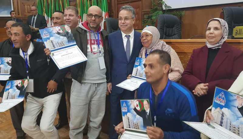 بالصور.. طمار يشرف على توزيع أكثر من 2000 سكن بعين تموشنت
