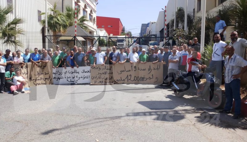 أكثر من ألفين عامل يشلون مؤسسة “طونيك” ويطالبون بحل جملة من المشاكل بتيبازة