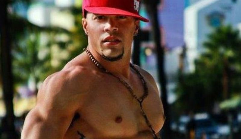 بالفيديو.. عارض أزياء أمريكي يقتل مشردا !!