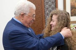 بالصور :الرئيس الفلسطيني يستقبل التميمي ويصفها بالنموذج للنضال