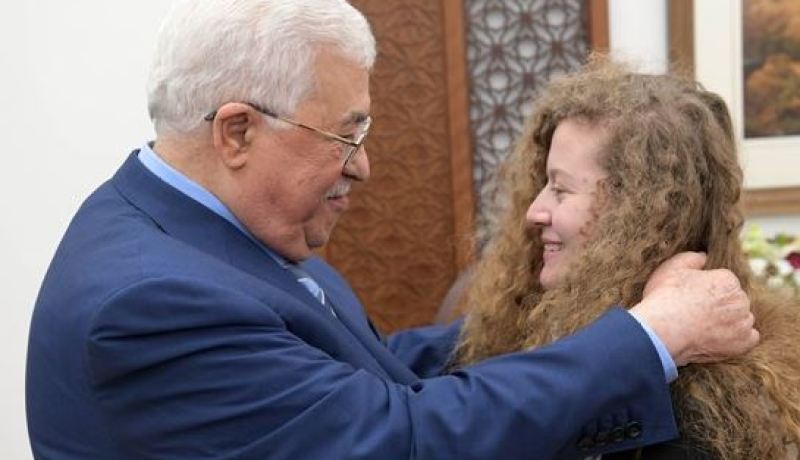 بالصور :الرئيس الفلسطيني يستقبل التميمي ويصفها بالنموذج للنضال