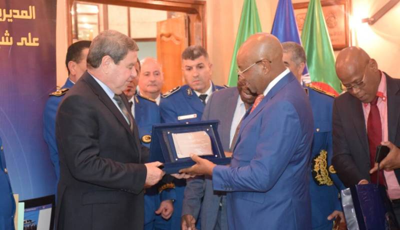 اللواء عبد الغني هامل يستقبل المفتش العام للشرطة الأنغولية