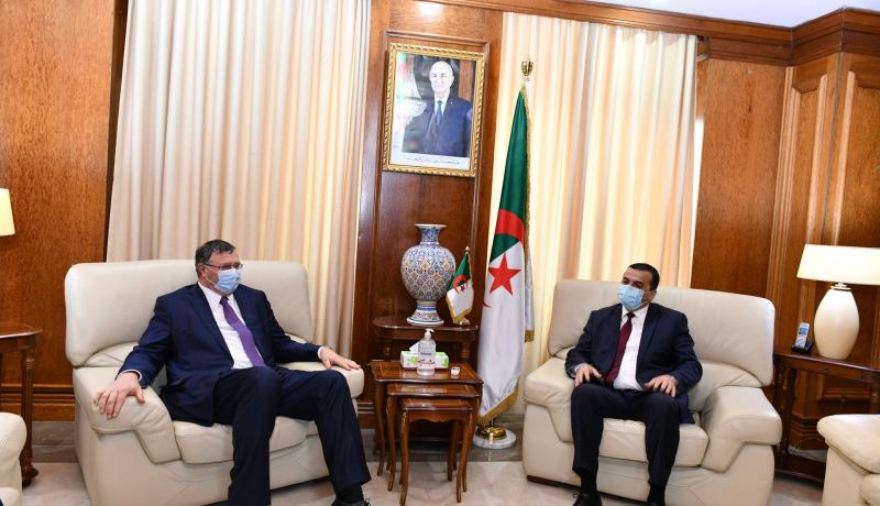 عرقاب يتباحث آفاق التعاون مع الرئيس التنفيذي لشركة “توتال”