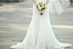 هكذا فاجأ فنان مصري مشهور إحدى معجباته في حفل زفافها !