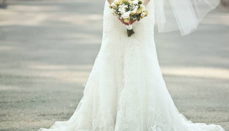 هكذا فاجأ فنان مصري مشهور إحدى معجباته في حفل زفافها !