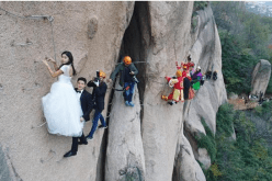 بالصور.. جلسة تصوير مرعبة لعروسين على ارتفاع 100 متر