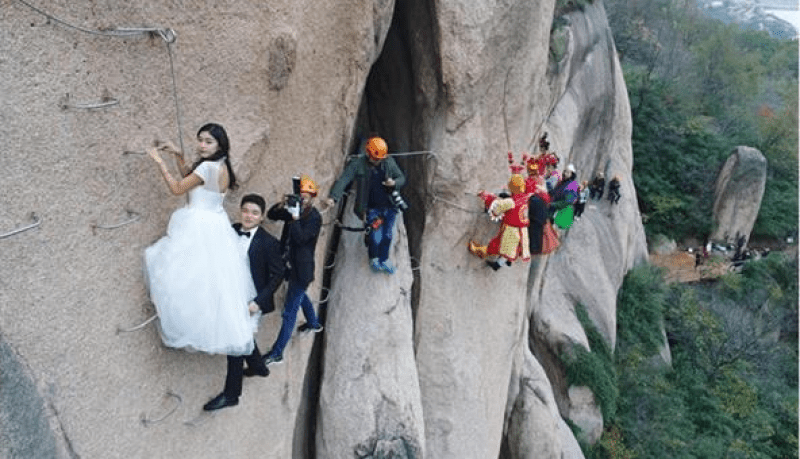 بالصور.. جلسة تصوير مرعبة لعروسين على ارتفاع 100 متر