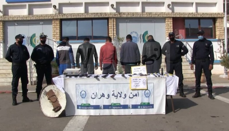 بالصور.. الإطاحة بعصابة إجرامية مسلحة تعتدي على المواطنين في وهران