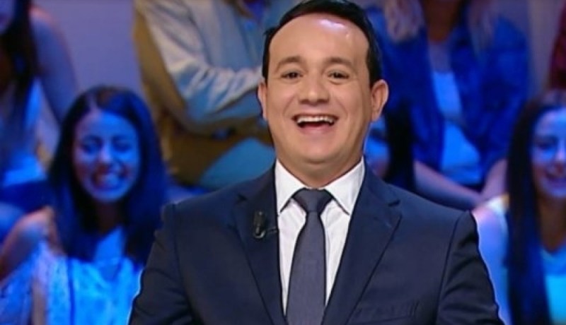 شاهد.. جزائرية تبكي بحرقة على الإعلامي التونسي علاء الشابي وتُوجه له رسالة مؤثرة