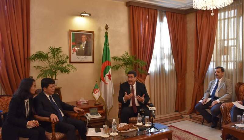 عماري يتباحث مع مستثمرين صينيين فرص شراكة في قطاع الفلاحة