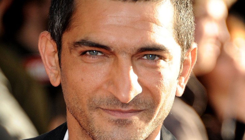 الإفراج عن “عمرو واكد” بعد تحطيمه سيارة جامعي