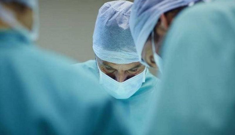 بالصور.. إستخراج عدد كبير من الملاعق والشوك من معدة شاب!