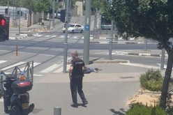 جنود الاحتلال يطلقون النار على فلسطيني بعد تنفيذه لعملية طعن بالقدس المحتلة