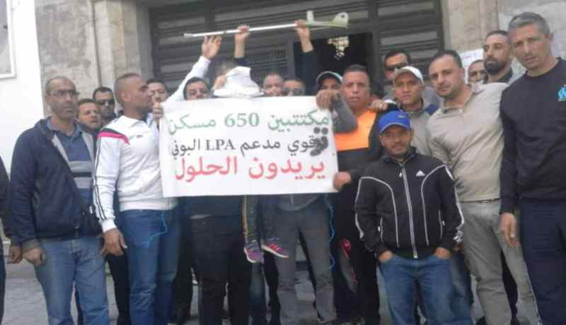 المستفيدون من برنامج 650 مسكن ترقوي مدعم  يعتدون على إطارات مديرية السكن