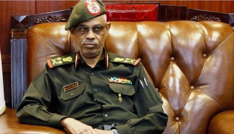 تعرف على الفريق عوض بن عوف الذي أطاح بالبشير