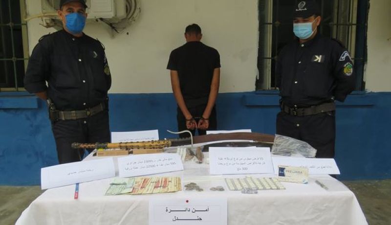 عين الدفلى: الإطاحة بعجوز وابنها يتاجران في المخدرات