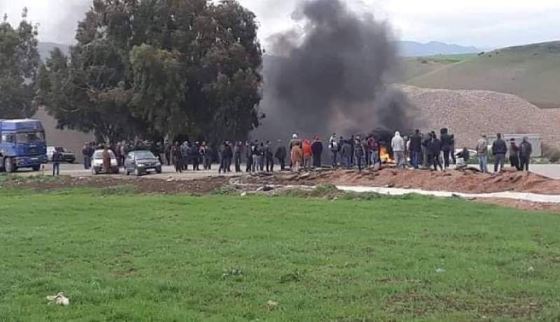 عين الدفلى ..قطع طريق السيار بعد إصابة 3 تلاميذ في حادث دهسه