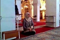 بالصورة.. فاطمة بلحاج تدعو المولى في يوم عرفة