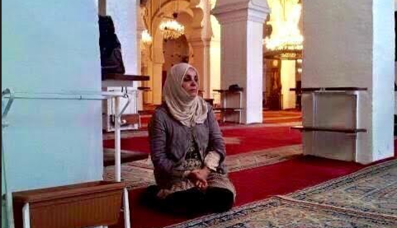 بالصورة.. فاطمة بلحاج تدعو المولى في يوم عرفة