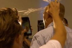 بالفيديو.. شاب يرشق سياسي ببيضة بعد موقفه العنصري من هجوم نيوزيلندا