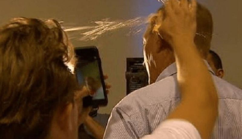 بالفيديو.. شاب يرشق سياسي ببيضة بعد موقفه العنصري من هجوم نيوزيلندا