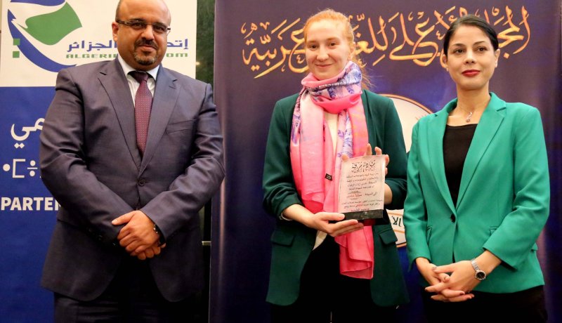 بالصور.. فرعون تكرم المهندسة سيليا خشني بعد فوزها في برنامج نجوم العلوم