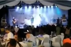 بالفيديو..تسونامي إندونيسيا يبتلع فرقة موسيقية على المسرح مع جمهورها