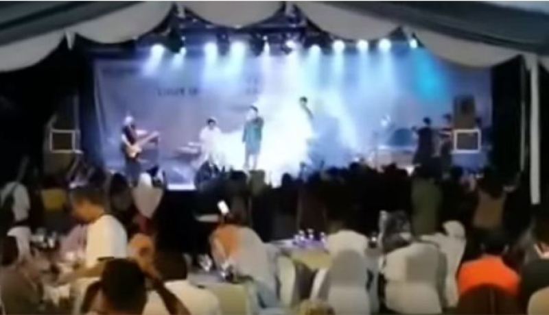 بالفيديو..تسونامي إندونيسيا يبتلع فرقة موسيقية على المسرح مع جمهورها