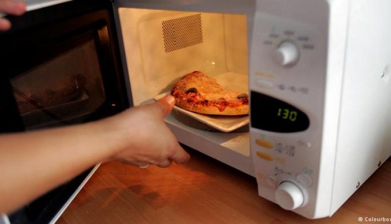 الأطعمة المسخّنة في “الميكروويف” تسبّب السّرطان والعقم