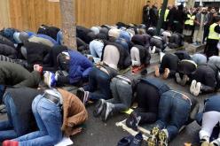 فرنسا تستعد لمنع المسلمين من الصلاة في شارع باريسي