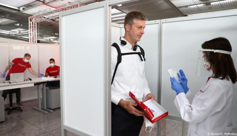 فرنسا تلزم القادمين من دول الإتحاد الأوروبي بإجراء فحص كورونا