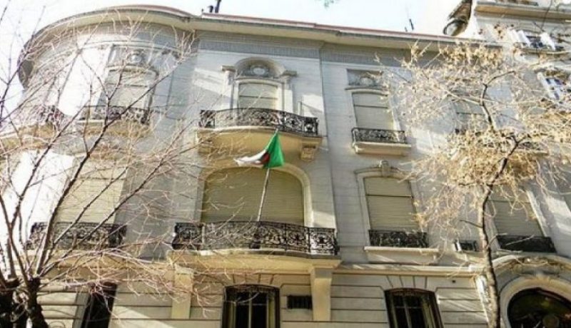 السفارة الجزائرية بفرنسا تُقيم حفلا للجالية الجزائرية بمناسبة عيد المرأة