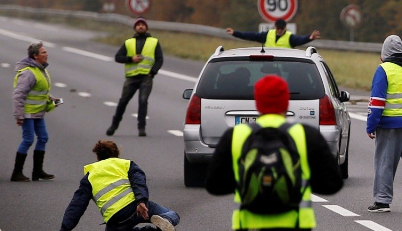 بالفيديو.. مقتل متظاهرة في احتجاجات “السترات الصفراء” بفرنسا