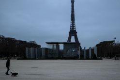 توجيه تهمتي “الاعتداء” و”الإهانة العنصرية” للمتهم بطعن جزائريتين محجبتين في باريس