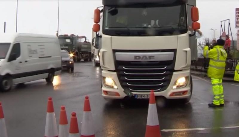 بعد تعليق الرحلات يوم الأحد.. فرنسا تستأنف حركة النقل مع بريطانيا