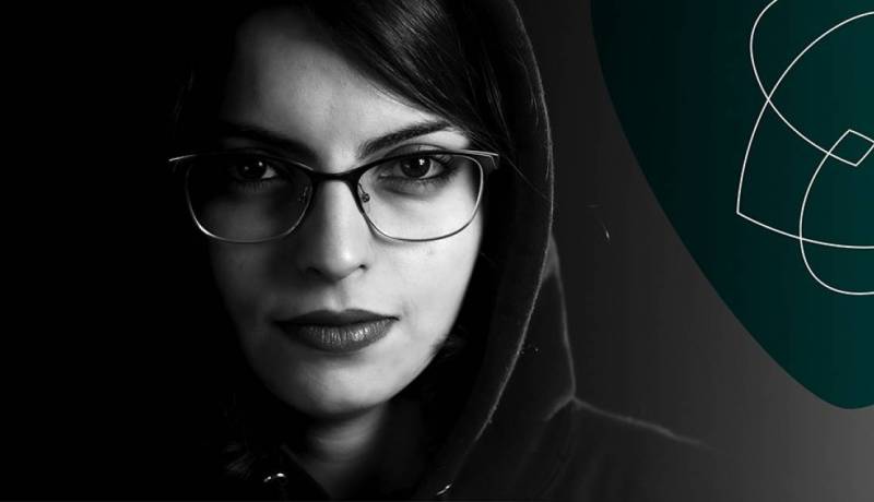 الجزائرية فريال بوعكاز.. أول امرأة في فرنسا تتحصل على دبلوم القرصنة الأخلاقية